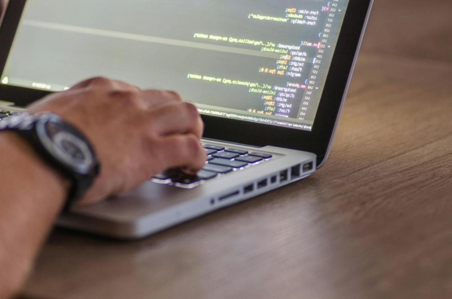 Arbeitsplatz mit SEO-Analyse und Optimierungsplanung