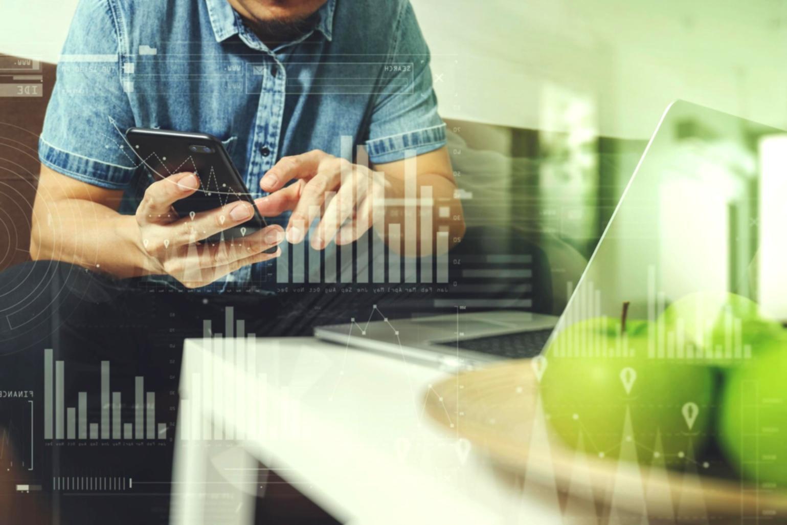 Arbeitsplatz mit Laptop und SEO-Analyse